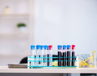 Genç laboratuvar asistanı hastanede kan örneklerini test ediyor.