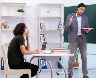 Sınıftaki genç öğretmen ve öğrenci.