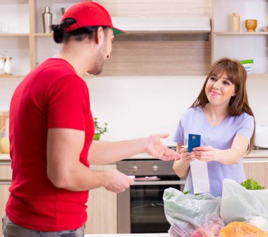 Gıda teslim konsepti genç erkek kurye