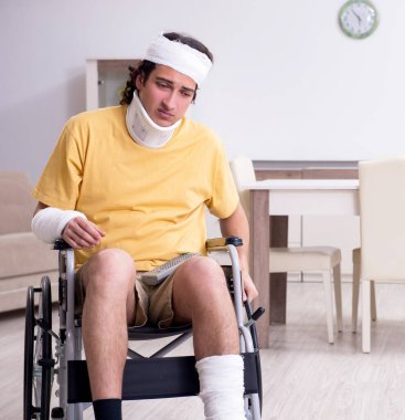 Kazadan sonra evde iyileşen genç adam.