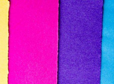 Mesajınız için boş alanı olan yırtık kağıt