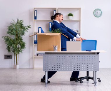 Genç çalışan işten çıkarılıyor.