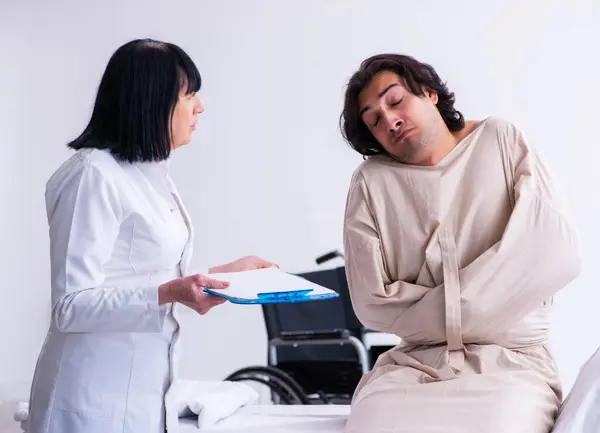 Old Female Psychiatrist Visiting Young Male Patient — Stock Photo, Image