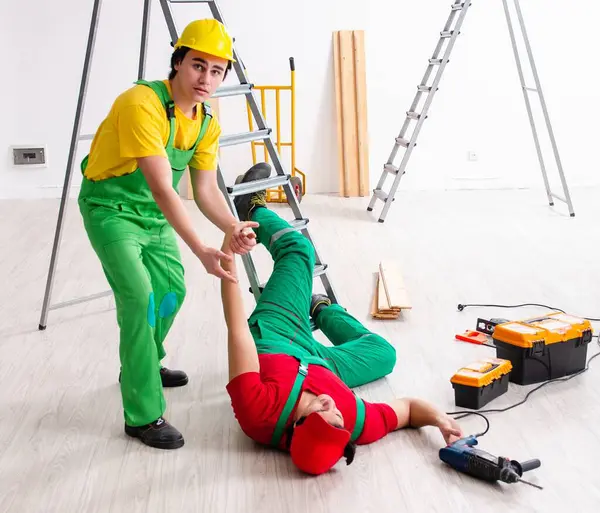 Injured Worker His Workmate — Stock Photo, Image
