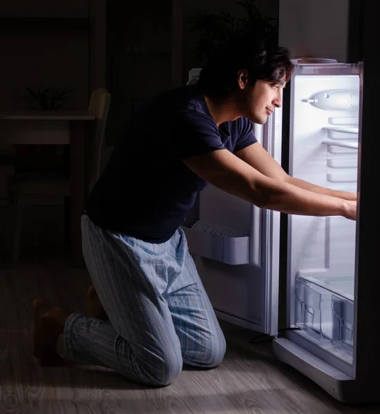 Muž Porušuje Dietu Noci Ledničky — Stock fotografie
