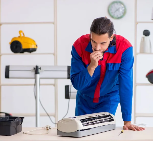 Der Junge Männliche Unternehmer Repariert Klimaanlage Der Werkstatt — Stockfoto