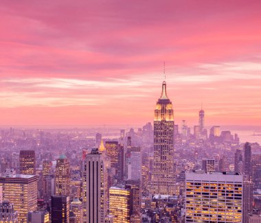 Günbatımında New York Manhattan 'ın gece manzarası