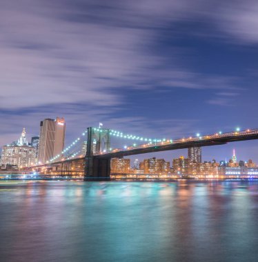 Manhattan ve Brooklyn Köprüsü 'nün gece manzarası