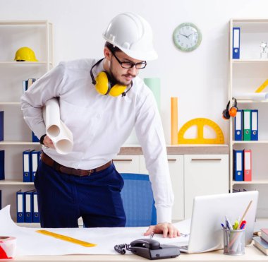 Ofiste çalışan genç erkek mimar.