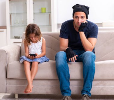 Küçük kızla çocuk ticareti ve istismar kavramı