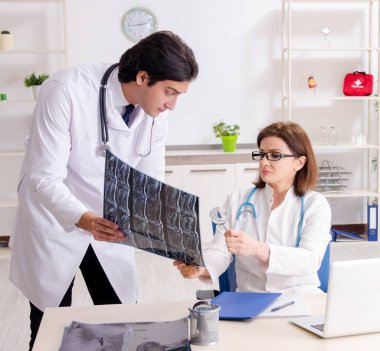 Klinikte çalışan iki doktor.