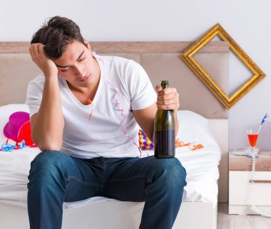 Yoğun bir Noel 'den sonra evde parti veren adam.