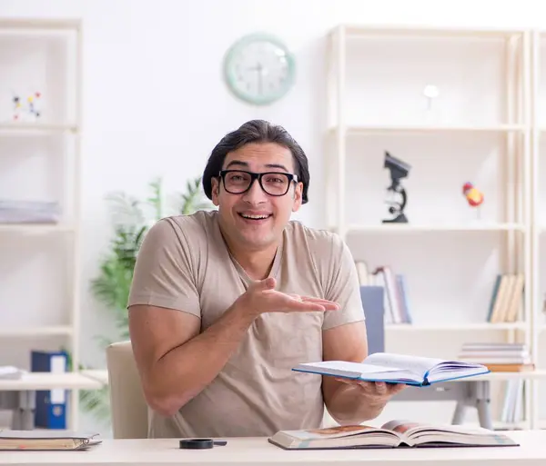 Joven Estudiante Masculino Preparándose Para Los Exámenes Casa — Foto de Stock