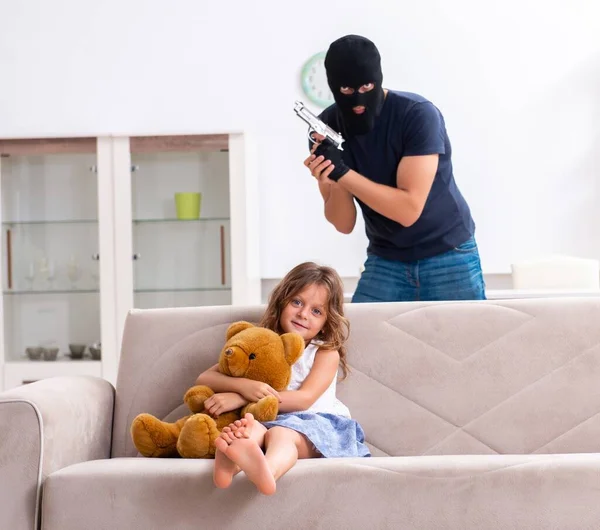 小さな女の子と子供の取引と虐待の概念 — ストック写真