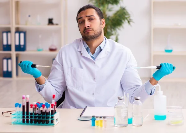 Young Male Doctor Working Lab — Stock Photo, Image