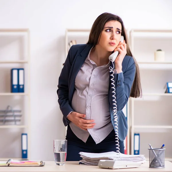 Mladá Těhotná Žena Pracující Kanceláři — Stock fotografie