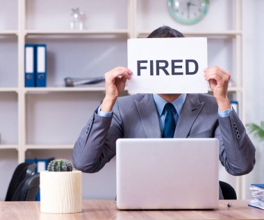 Genç erkek çalışan işinden kovuldu.