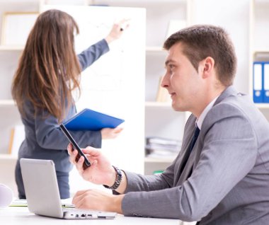 Ofisteki çalışanlarla olan iş görüşmesi.