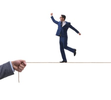 İş adamı sıkı bir iple yürüyor.