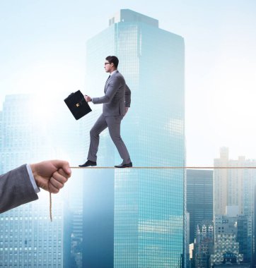 İş adamı sıkı bir iple yürüyor.