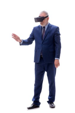 Beyaz gözlük takan eski patron.