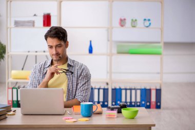 Salgın sırasında evden çalışan genç bir serbest çalışan.