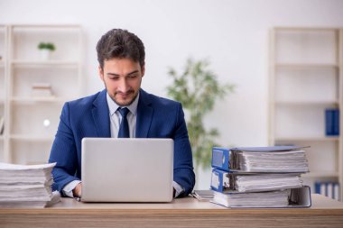 Ofiste çalışan genç bir çalışan.