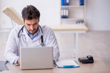 Teletıp konseptinde genç doktor