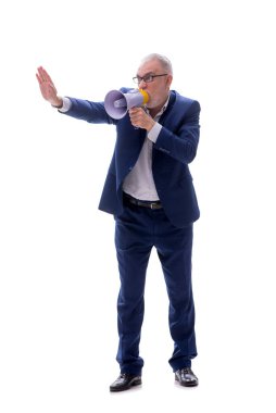 Yaşlı erkek patron megafonu bembeyaz tutuyor.