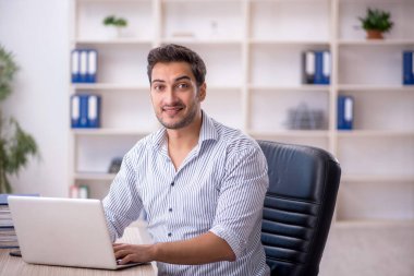 İş yerinde çalışan genç bir işadamı