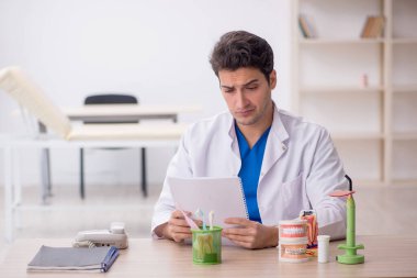 Hastanede çalışan genç bir dişçi.