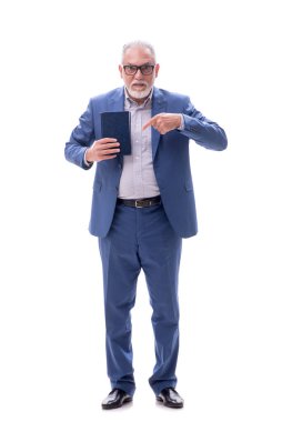 Eski patron beyaz üzerine kitap tutuyor.