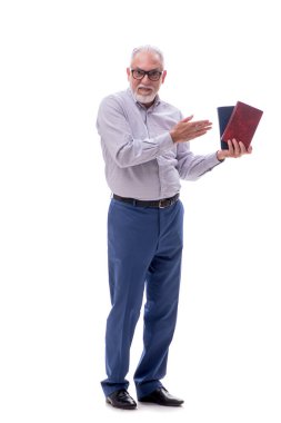 Yaşlı erkek patron beyaz kitaplarla izole edilmiş kitapları tutuyor.