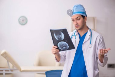 Hastanede çalışan genç doktor radyoloji uzmanı.