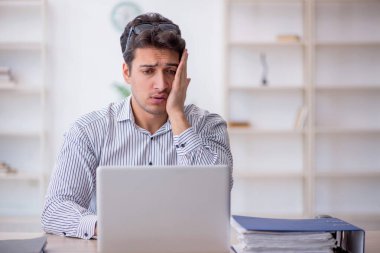 İş yerinde çalışan genç bir çalışan.