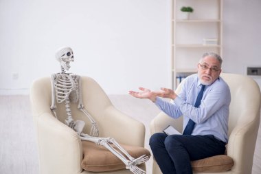 İskeletle eski psikolog buluşması