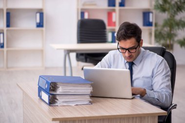 İş yerinde çalışan genç bir işadamı