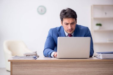 İş yerinde çalışan genç bir çalışan.