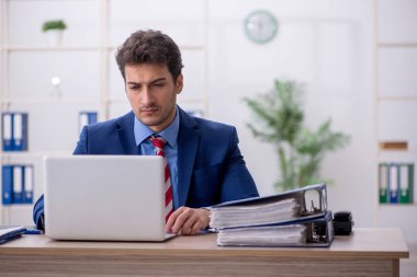 Ofiste çalışan genç bir çalışan.