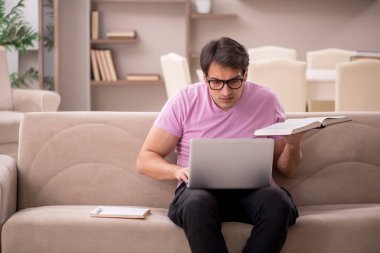 Evde sınava hazırlanan genç bir öğrenci.