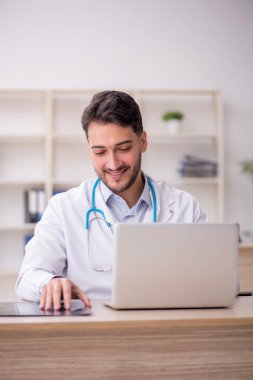 Hastanede çalışan genç doktor radyoloji uzmanı.