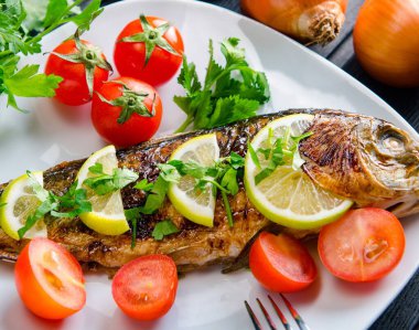 Kızarmış balık tabakta servis edilir.