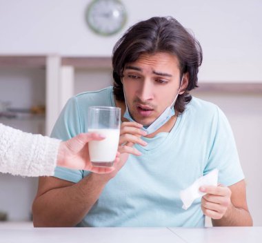 Alerjisi olan genç adam.