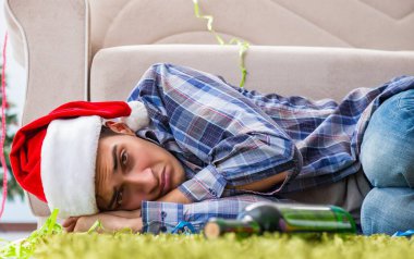 Noel partisinden sonra akşamdan kalma olan adam.