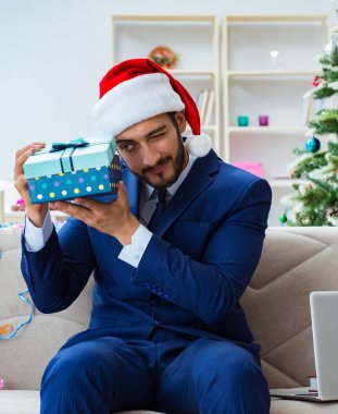 Noel 'de evde çalışan işadamı.