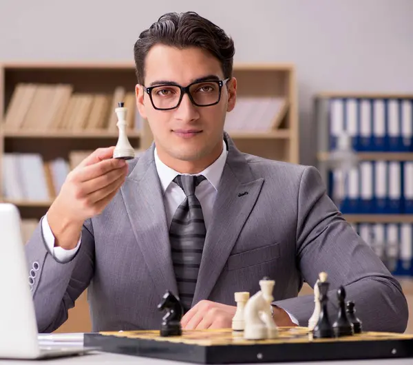Молодой Бизнесмен Играет Шахматы Офисе — стоковое фото