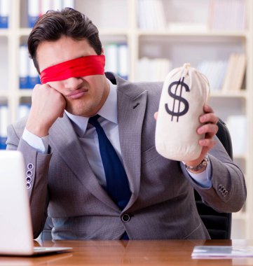 Ofiste masasında oturan gözü bağlı iş adamı.