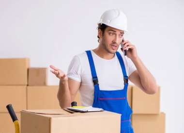 Genç erkek, profesyonel nakliyeci evde yer değiştiriyor.