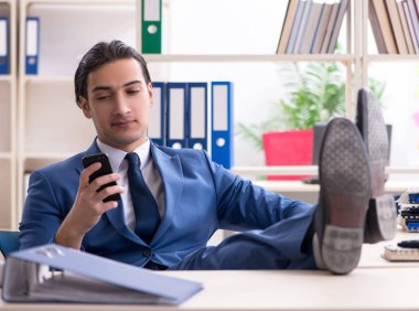 Ofisteki genç ve yakışıklı çalışan.