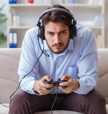 Öğrenci oyuncu evde oyun oynuyor